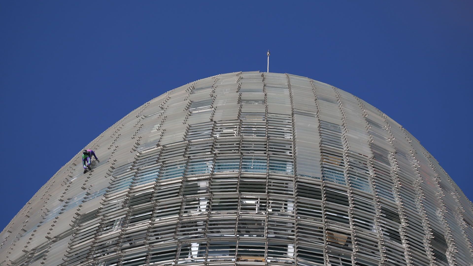 Ален Робер наричан френския Спайдърмен изкачи без специална екипировка небостъргач