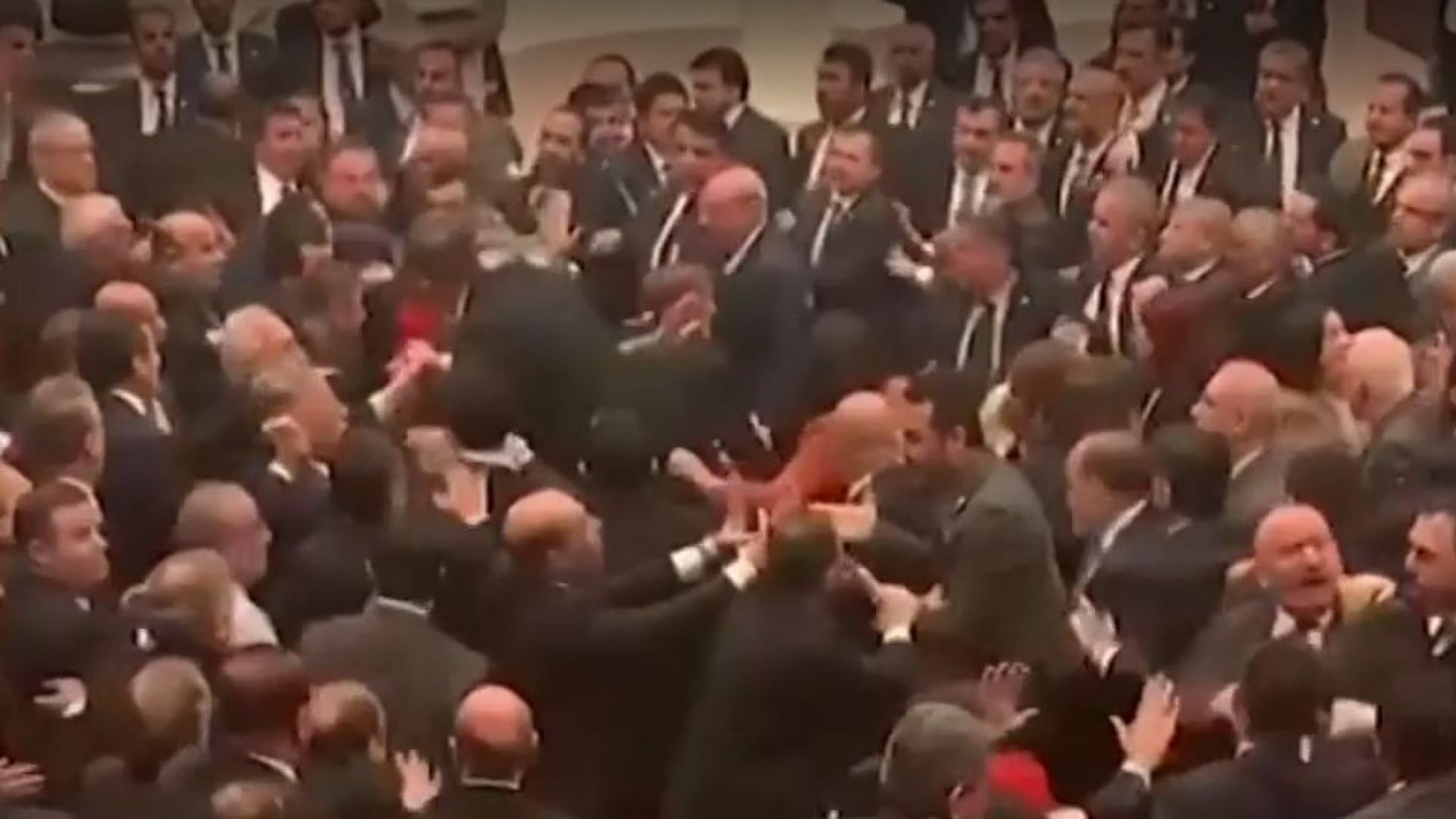 В турския парламент депутатите от опозицията и управляващите влязоха в