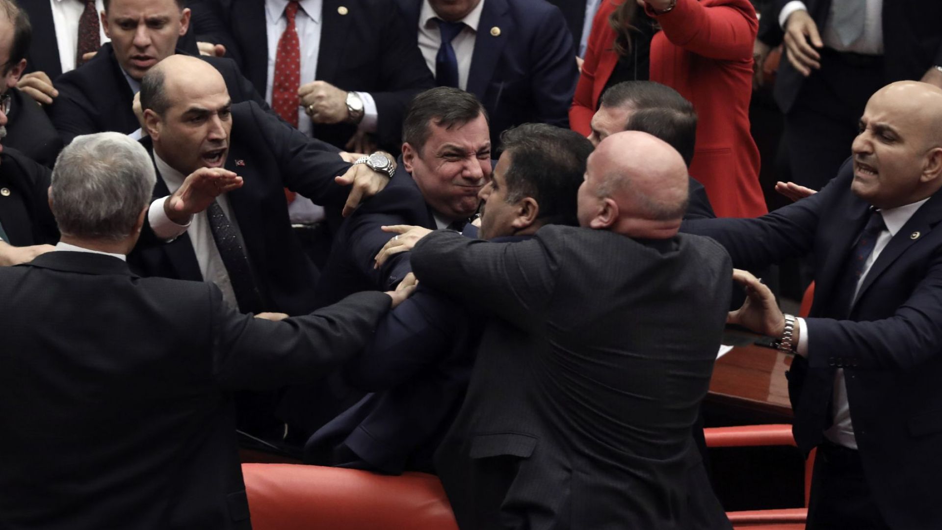 В турския парламент депутатите от опозицията и управляващите влязоха в