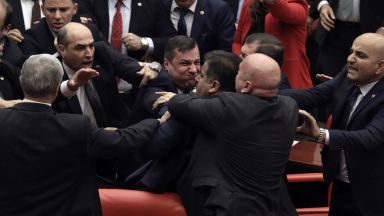 Масов бой в парламента на Турция, докато Ердоган говори с шефа на ЕП (видео/снимки)