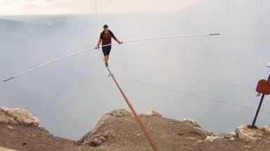 Американски акробат стана първият човек, преминал по въже над активен вулкан 