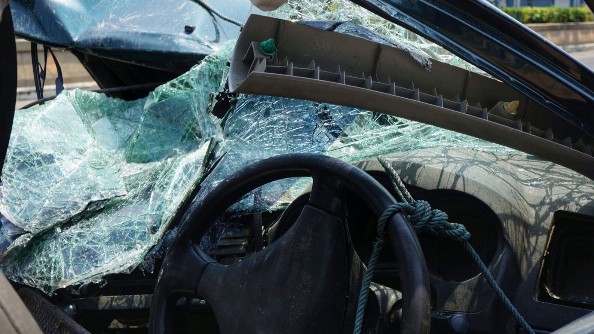 Разярена жена потроши лекия автомобил и компютърната техника на своя