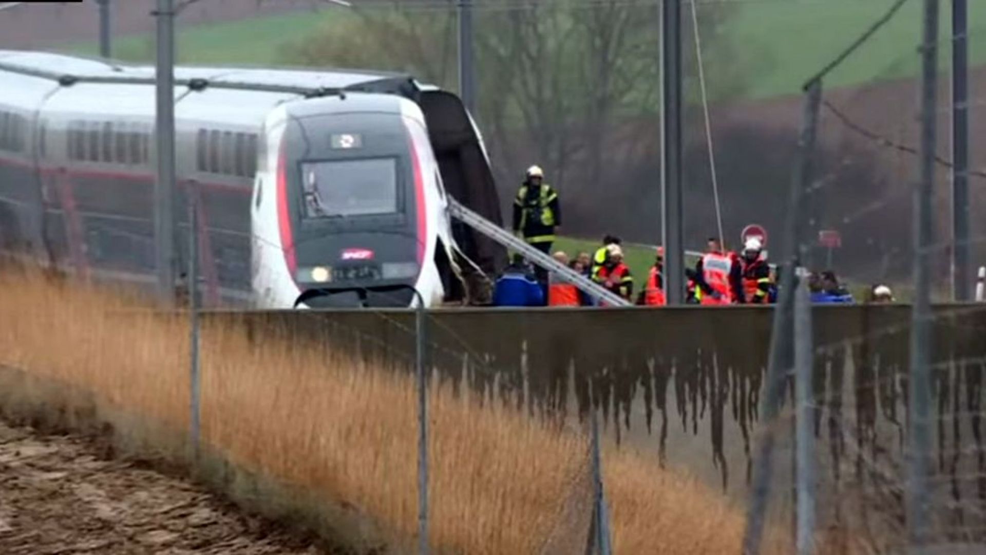 Високоскоростен влак, пътуващ по линията Страсбург-Париж, е дерайлирал тази сутрин.