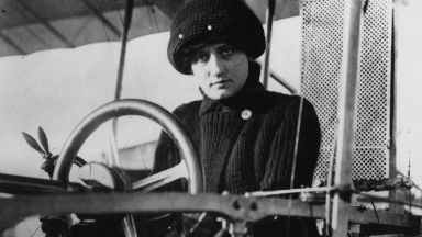 Как първата жена, получила лиценз за пилот, загива в самолетна катастрофа (снимки)