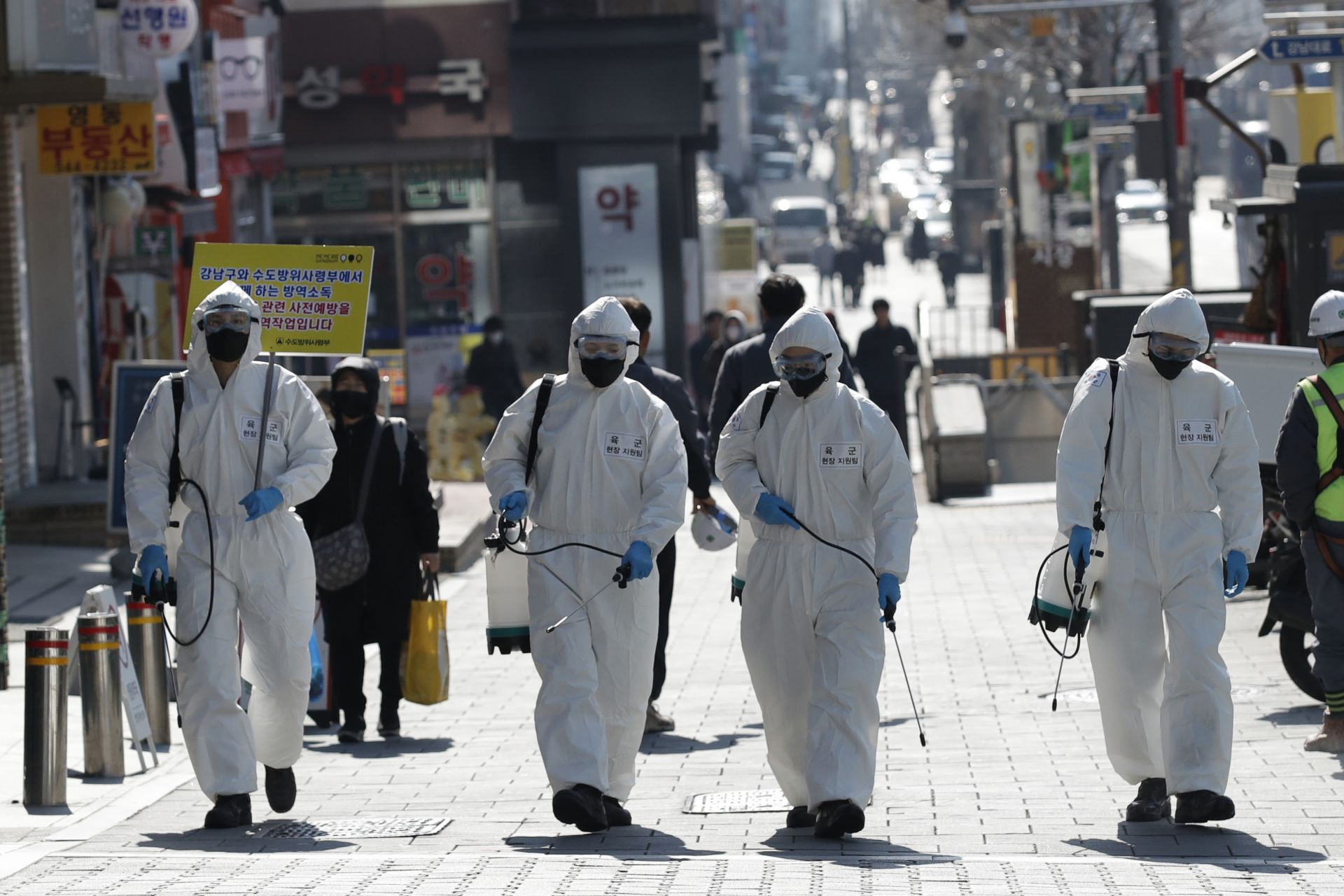 Южнокорейските войници, носещи предпазни средства, пръскат дезинфектанта като предпазна мярка срещу новия коронавирус в Сеул
