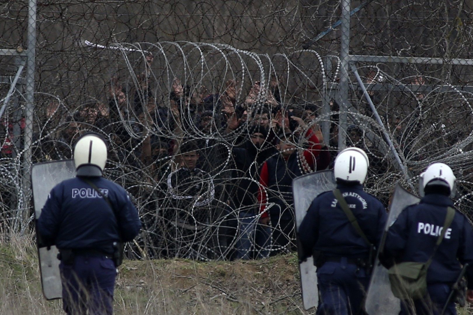Гръцки полицаи за борба с безредиците стоят пред ограда на границата между Турция и Гърция (Пазаркуле/Кастаниес), за да предотвратят нелегалното й преминаване от събралите се мигранти, 4 март
