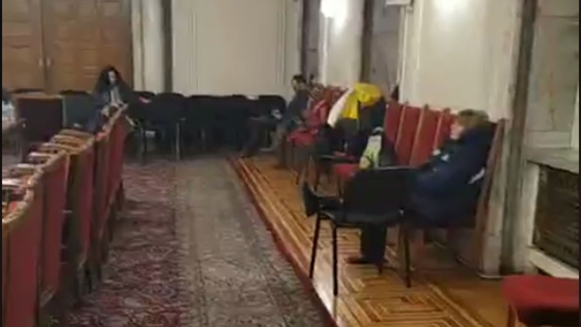 Пет медицински сестри останаха барикадирани цяла нощ в сградата на