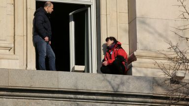  Драма на перваз на Народно събрание: Медицинска сестра и шефът на НСО в спор след барикадата (видео) 