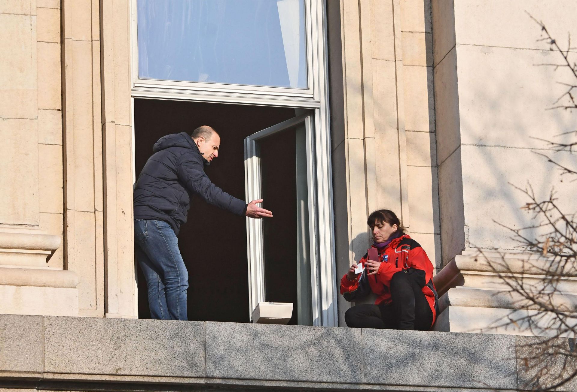 Шефът на НСО ген. Красимир Станчев (вдясно)  излезе до Анастасова на перваза и се опитваше да я убеди да влезе вътре