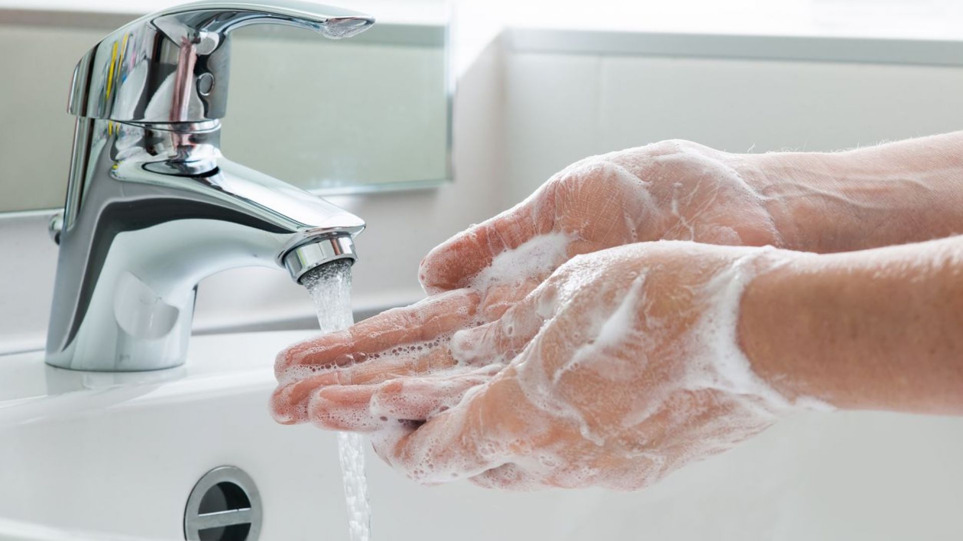 Жените си мият ръцете по-често и по-старателно от мъжете в тоалетната