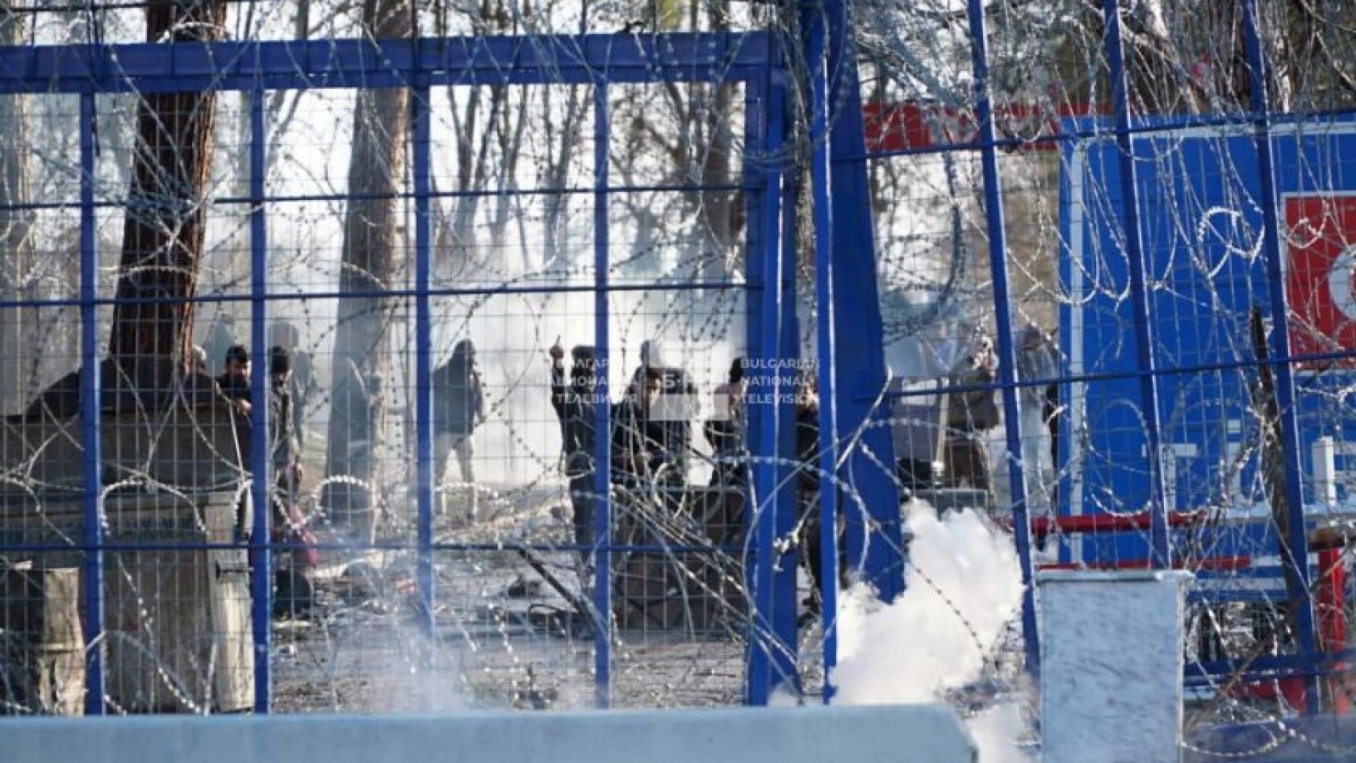 Сълзотворен газ и пушек от димки се носят и днес