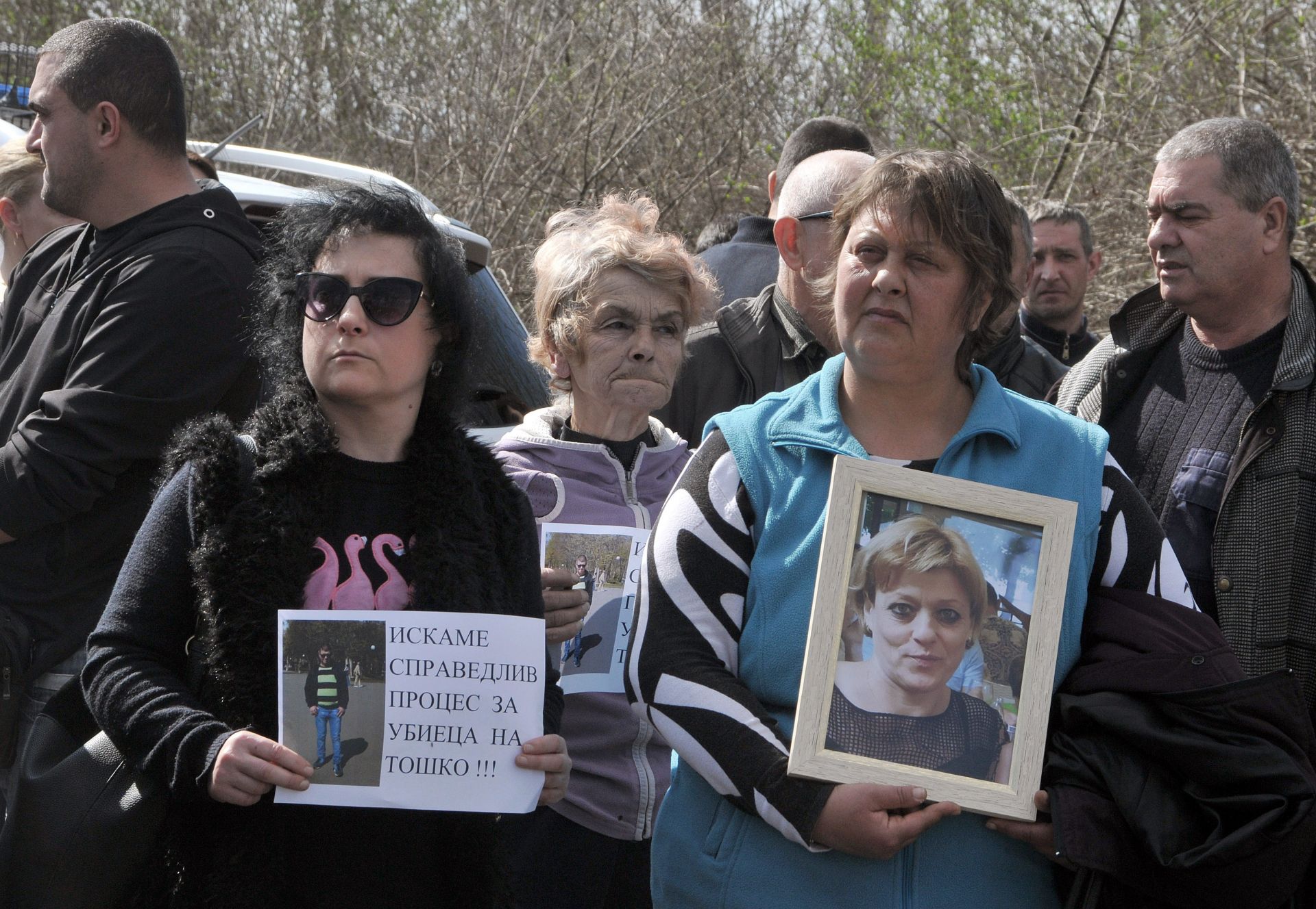 Протестиращи носят снимки на загиналите в катастрофата 