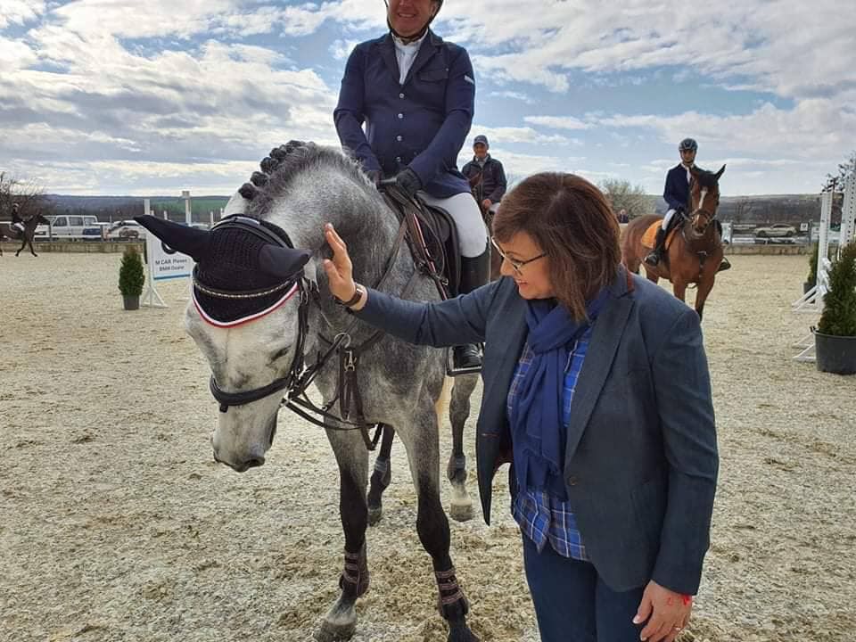 Лидерът на БСП Корнелия Нинова откри конен турнир в плевенското село Садовец 