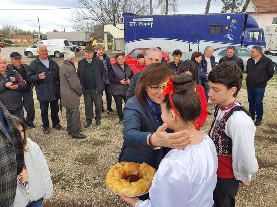 Лидерът на БСП Корнелия Нинова откри конен турнир в плевенското село Садовец 