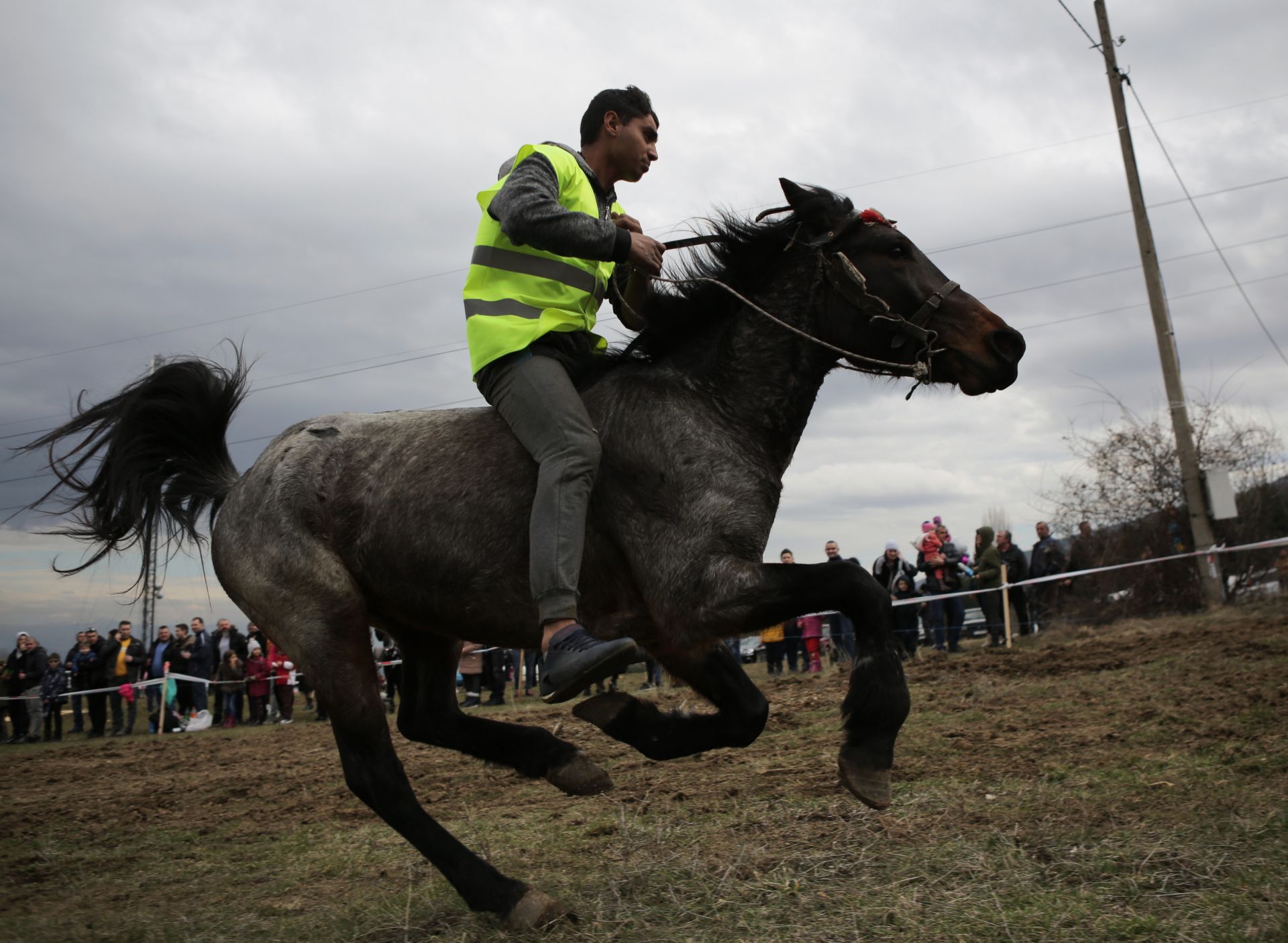 В село Лозен се проведоха традиционните кушии (надбягвания с коне) за Тодоровден.