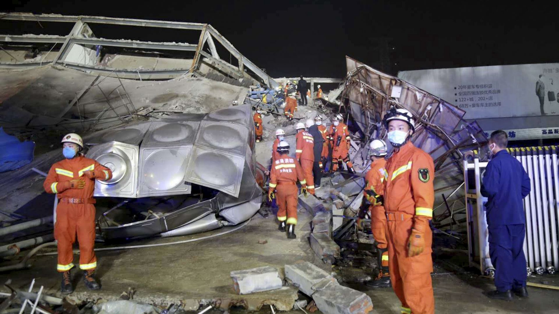 34 души са спасени от отломките на рухналия хотел в Китай (видео+снимки)