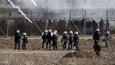 Ново напрежение на границата между Гърция и Турция, газ и водни оръдия срещу мигранти