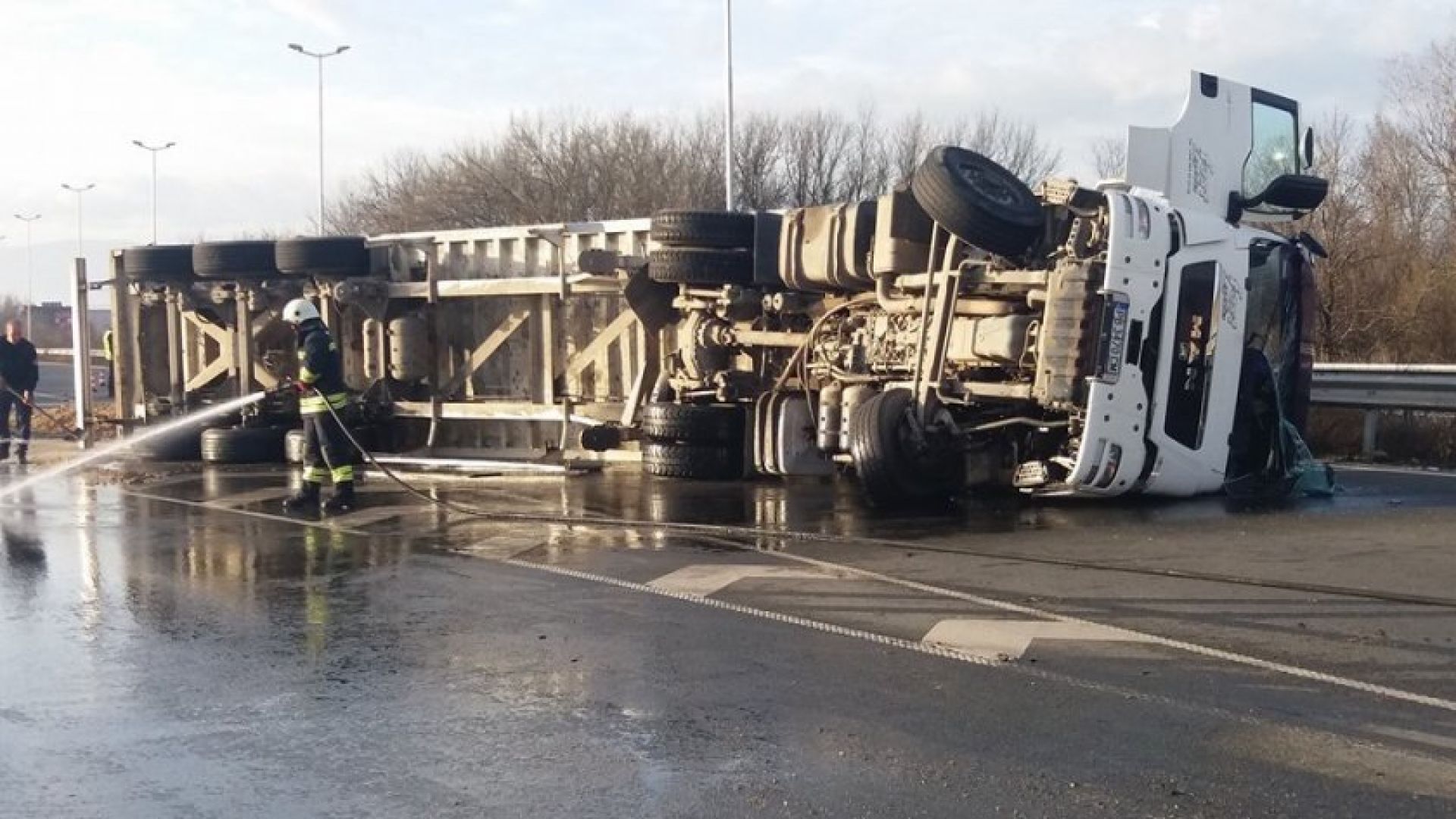 Две катастрофи с камиони са станали тази нощ в Кресненското