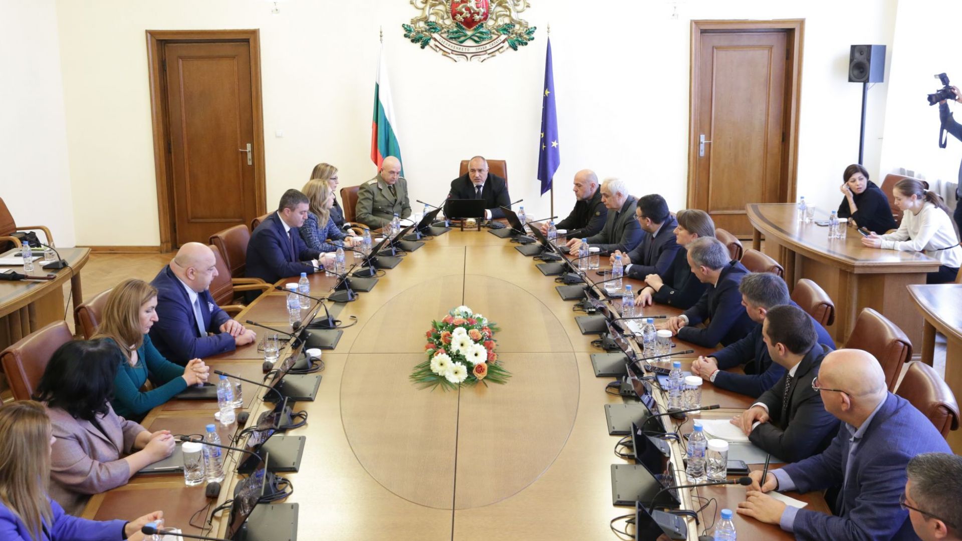 Правителството забрани всички масови прояви за закрито в цялата страна