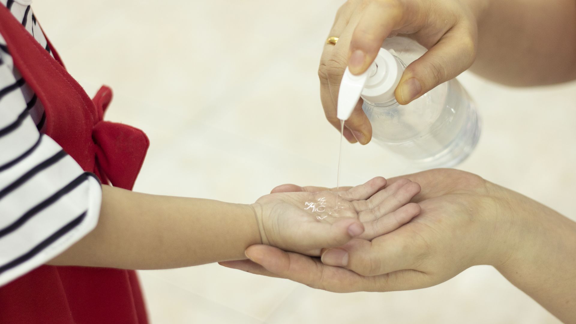 Миенето и дезинфекцията на ръцете са ключът към предотвратяване на