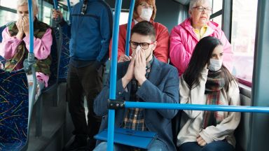 Софиянка е била пребита с метален бокс в автобус от