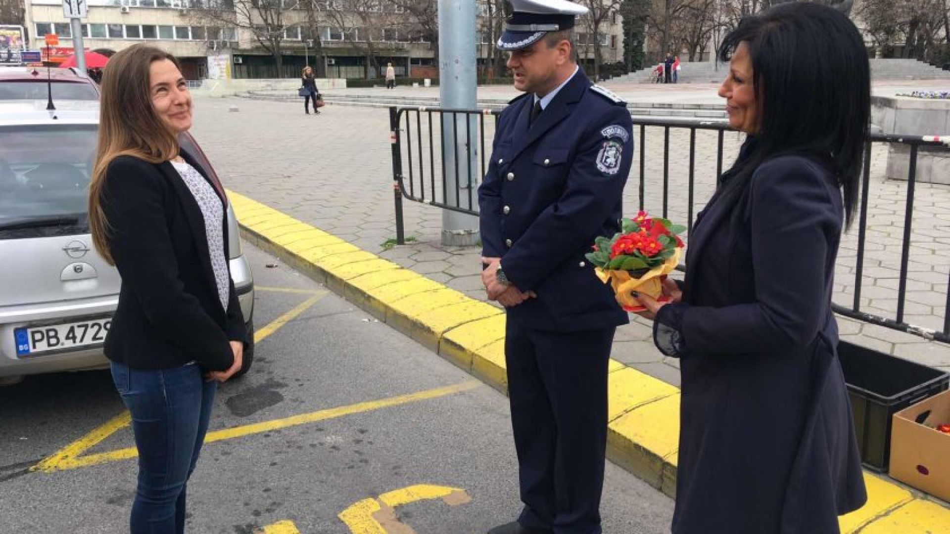  Пловдивската полиция с акция "Цвете на пътя" за 8-ми март