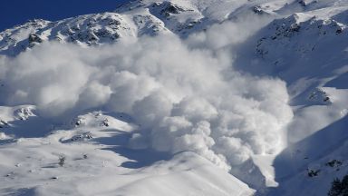 Седем души загинаха вчера във Френските Алпи при две лавини