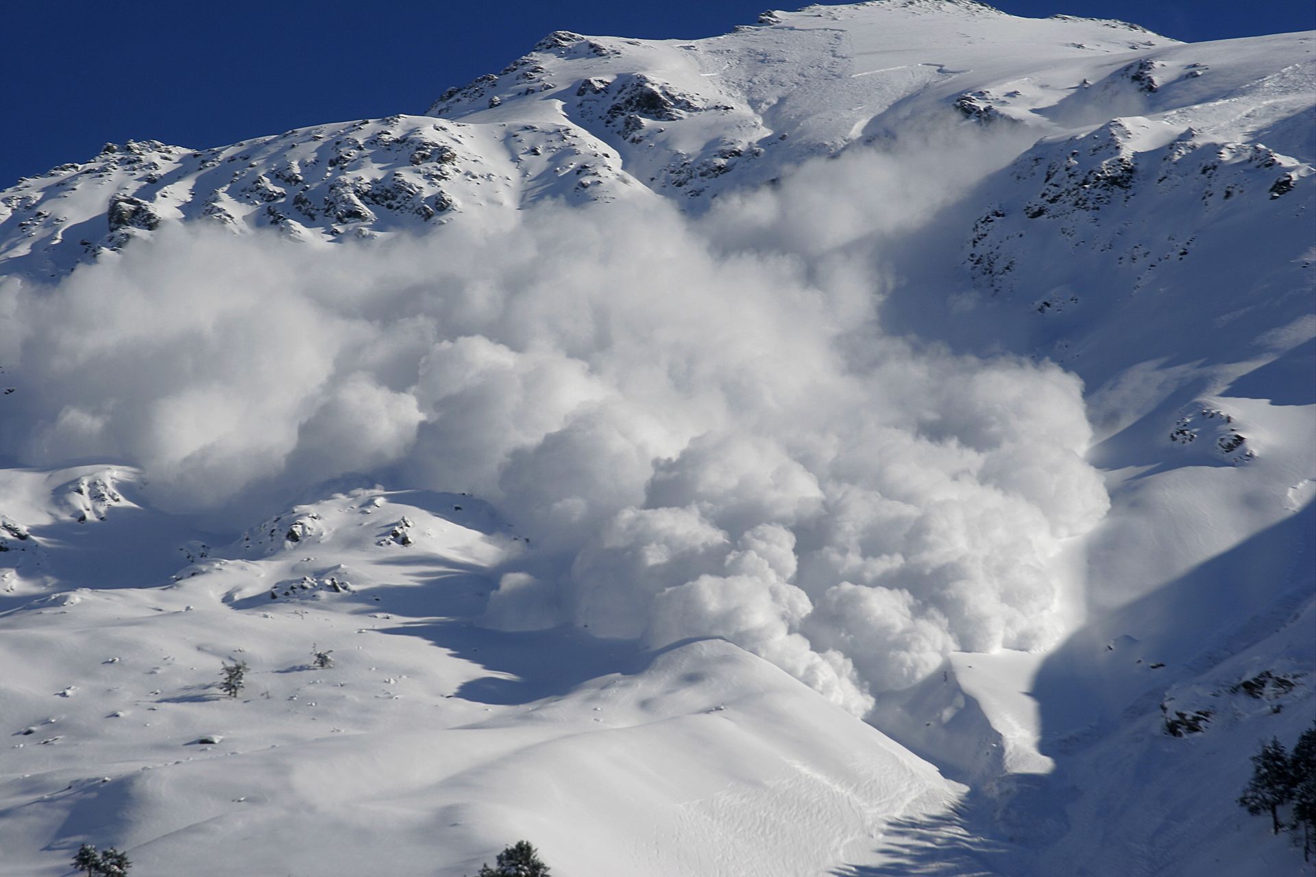 Лавината се е свлякла на 2800 метра надморска височина (илюстративна снимка)