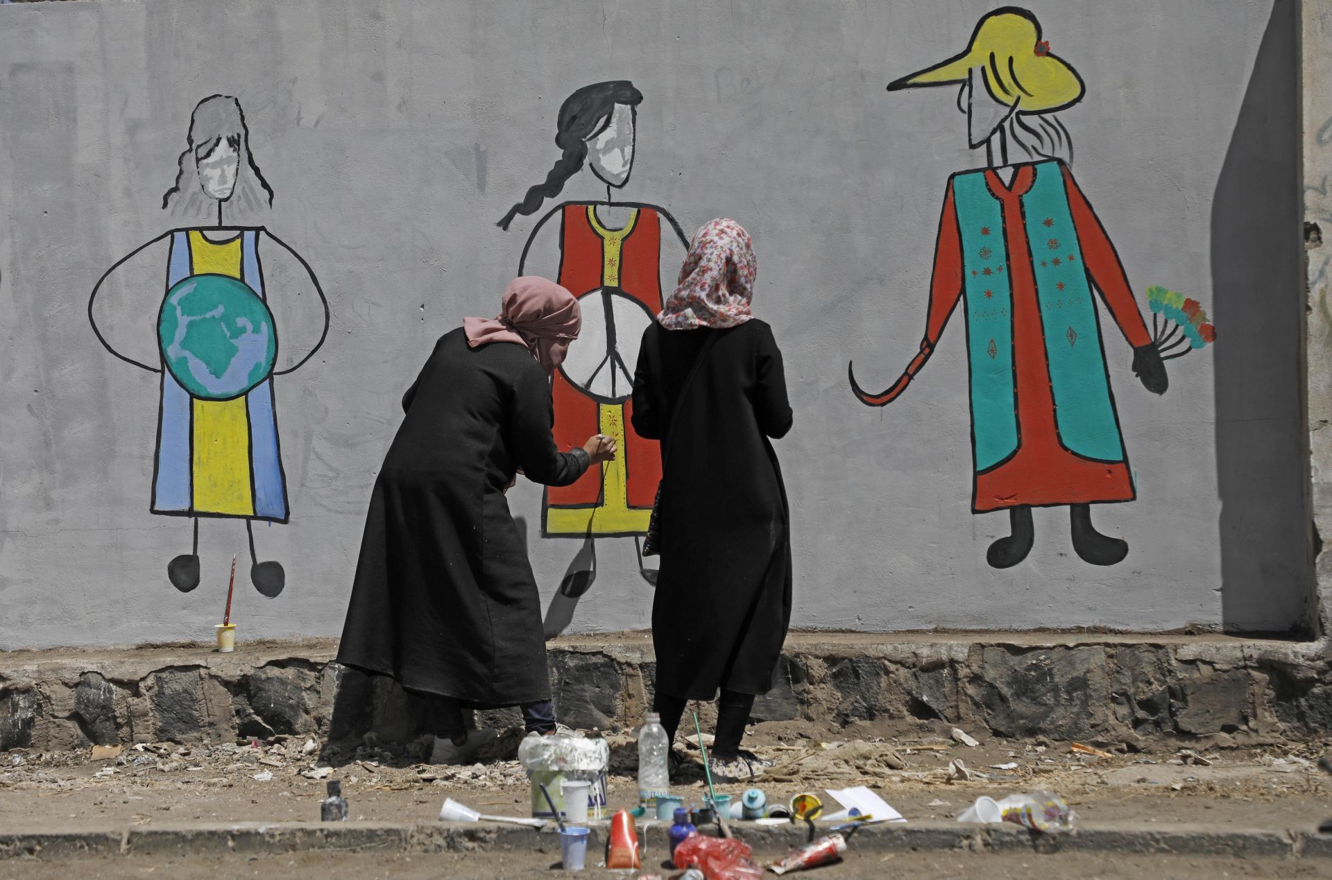 Йеменски жени рисуват графити на стена, за да отбележат Международния ден на жената