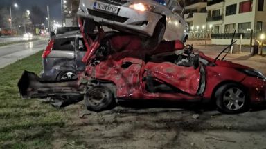 Зрелищна каскада във Варна: Кола кацна върху други три