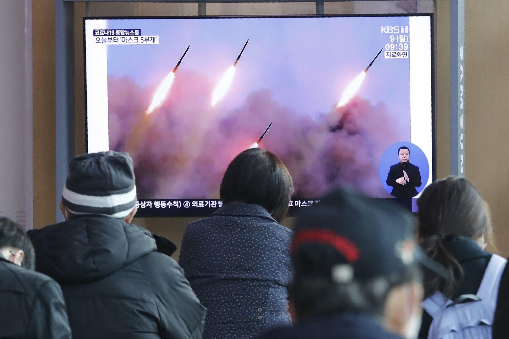 На 9 март корейци гледат по телевизията от централната гара в Сеул изстрелване на ракети от Северна Корея - самото изстрелване на ракетите е станало в миналото