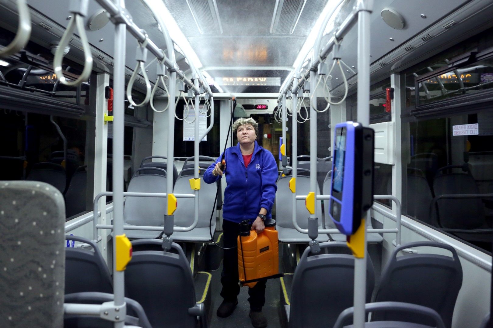 Допълнителна дезинфекция на превозните средства на градския транспорт, както и на метростанциите в София. Допълнително се обработват с дезинфектанти парапети, седалки и места, които пътниците докосват с ръцете си