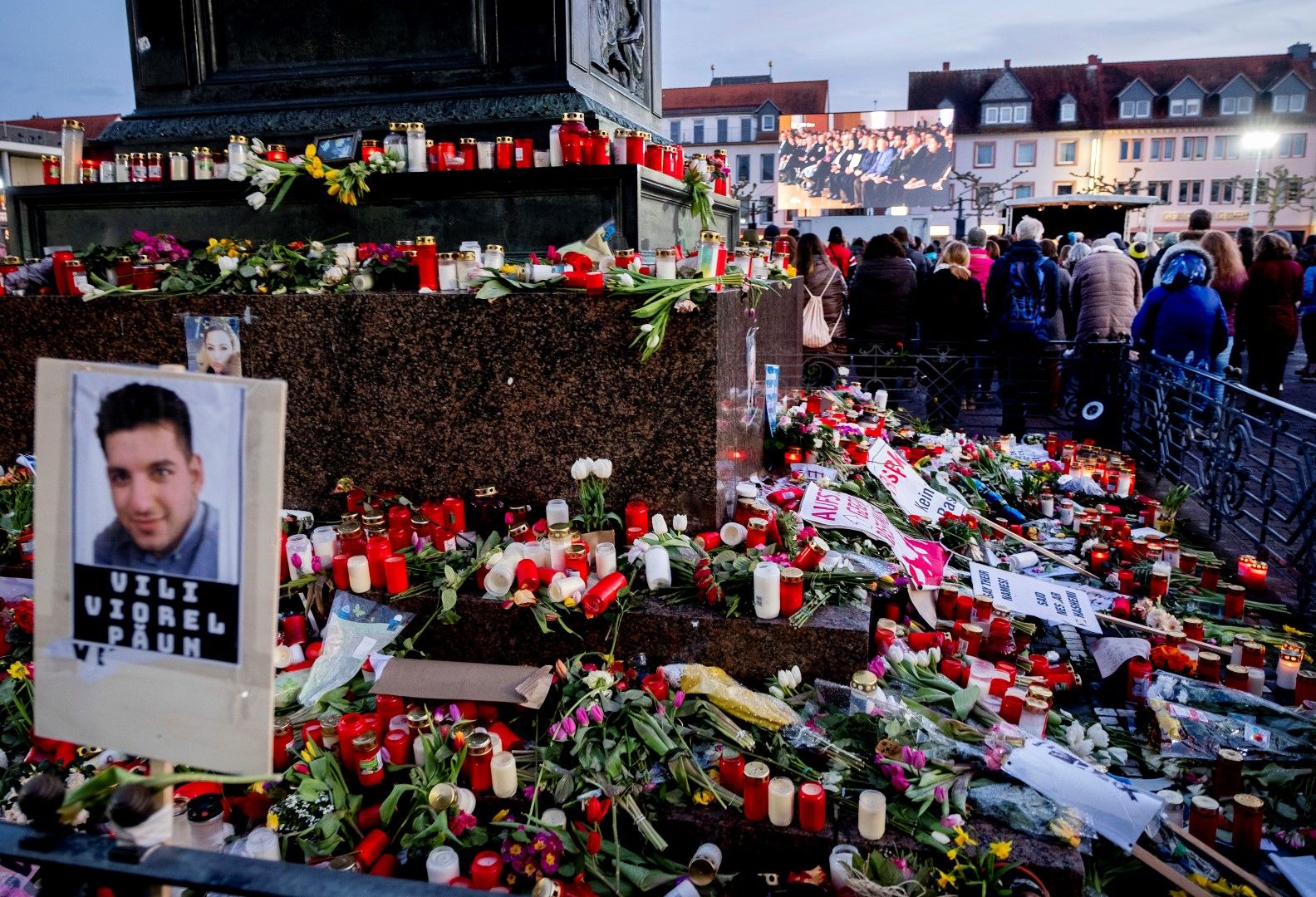 Цветя и запалени свещи в памет на убитите при нападение на екстремист в германския град Ханау, 4 март