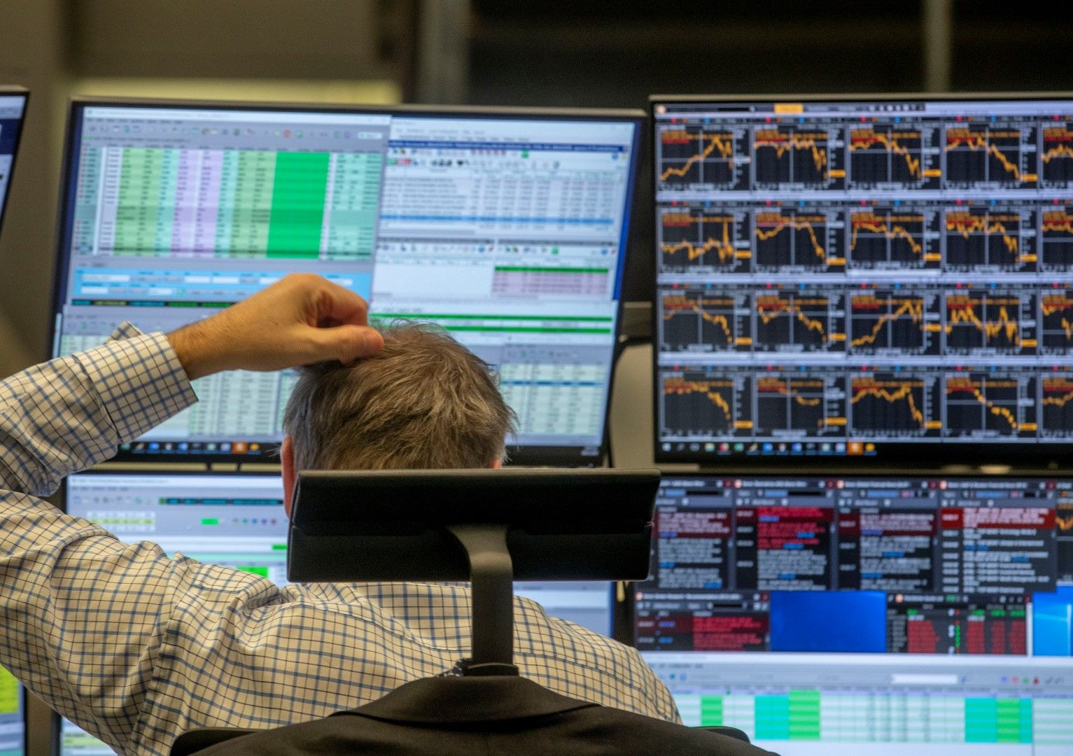 Брокер гледа в екраните на мониторите си по време на последната сесия на Франкфуртската фондова борса, където индексът DAX изгуби 8,18 на сто и спадна до 10 597,81 пункта