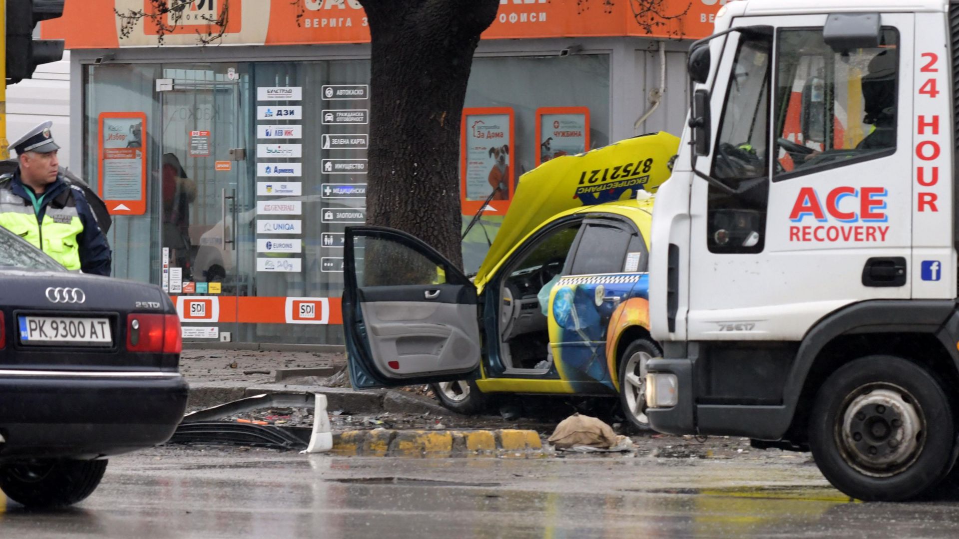 Такси блъсна три леки автомобила на столичния булевард Сливница около