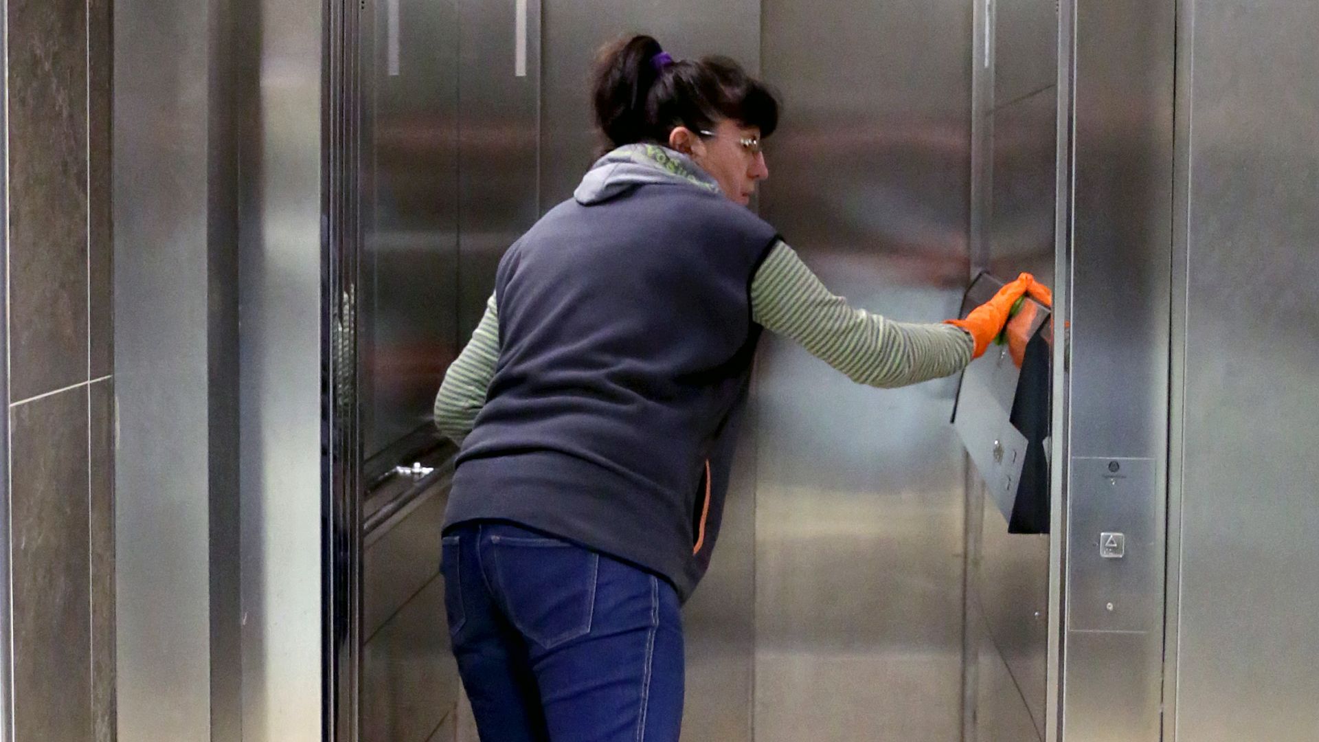 Шофьорите в столичния градски транспорт спират да продават билети в