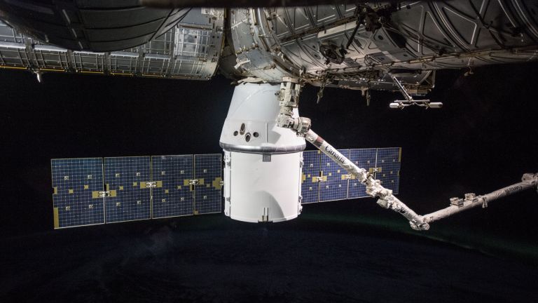  "Дракон" на SpaceX се скачи с МКС