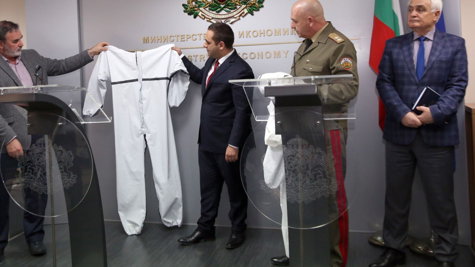 Министърът на икономиката Емил Караниколов съобщи пред журналисти че две