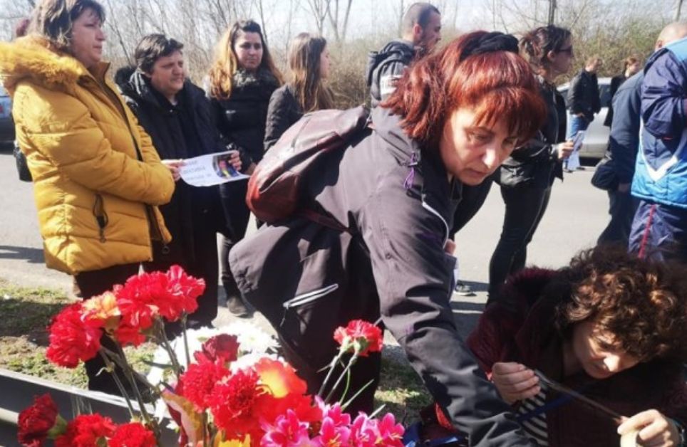 Близки на загиналите се събраха на мястото на фаталната катастрофа