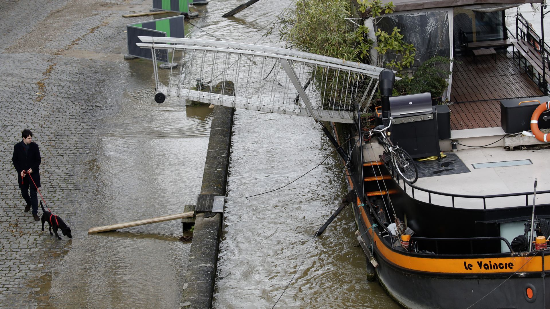 Крайбрежни паркове във френската столица Париж се наложи да бъдат