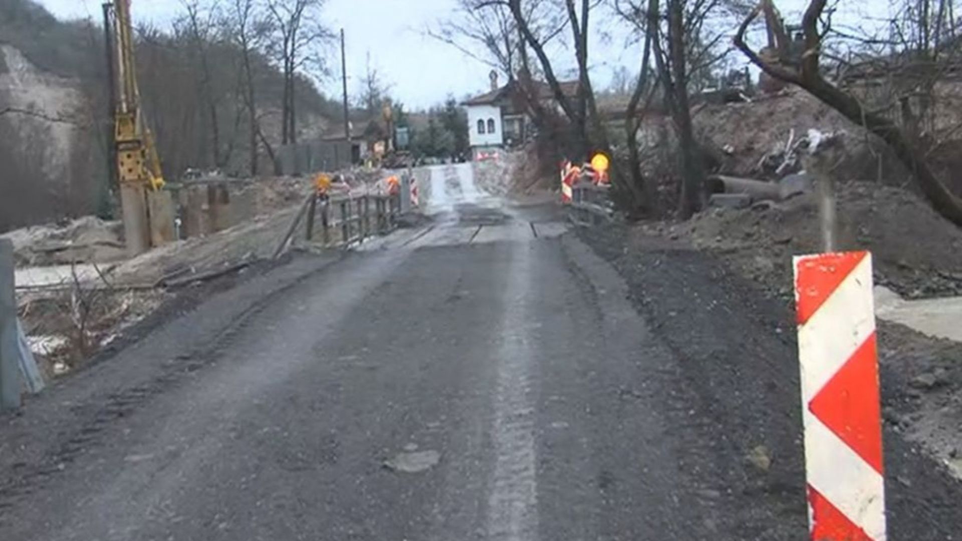 Възстановен е рухналият вчера мост в град Мелник Съоръжението поддаде