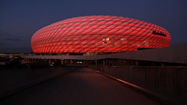 Мюнхен се пребори "Алианц Арена" да свети с цветовете на дъгата