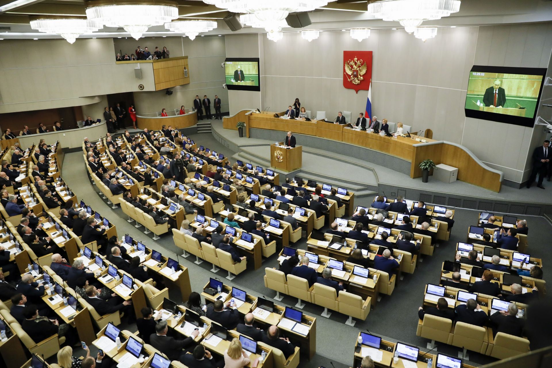 Путин говори пред руските депутати в долната камара