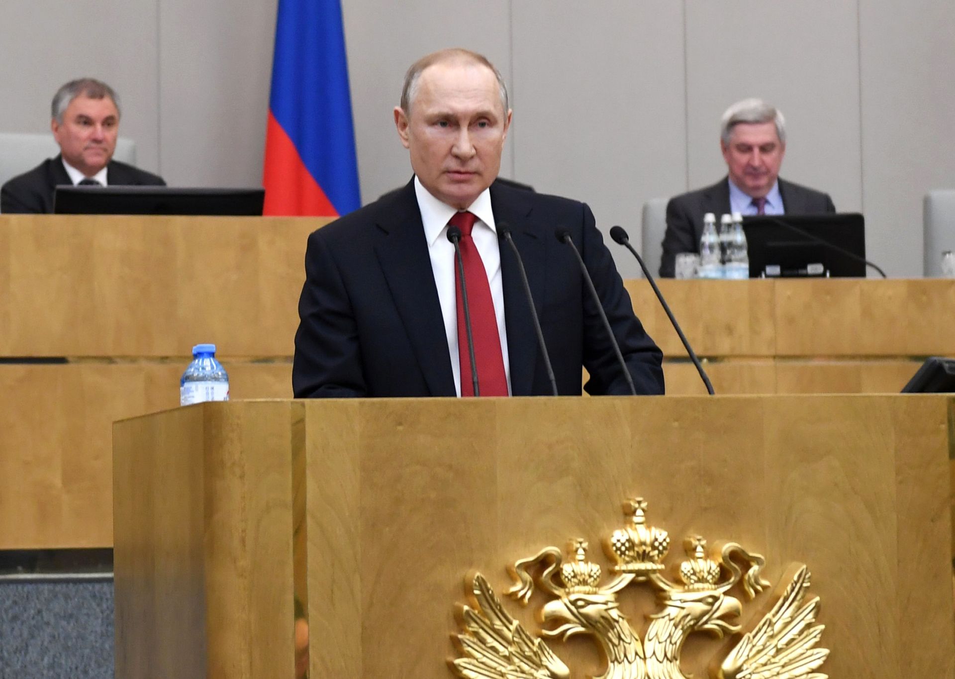 Владимир Путин заяви, че подкрепя отпадането на президентските мандати от руските граждани и Конституционния съд приемат тази поправка