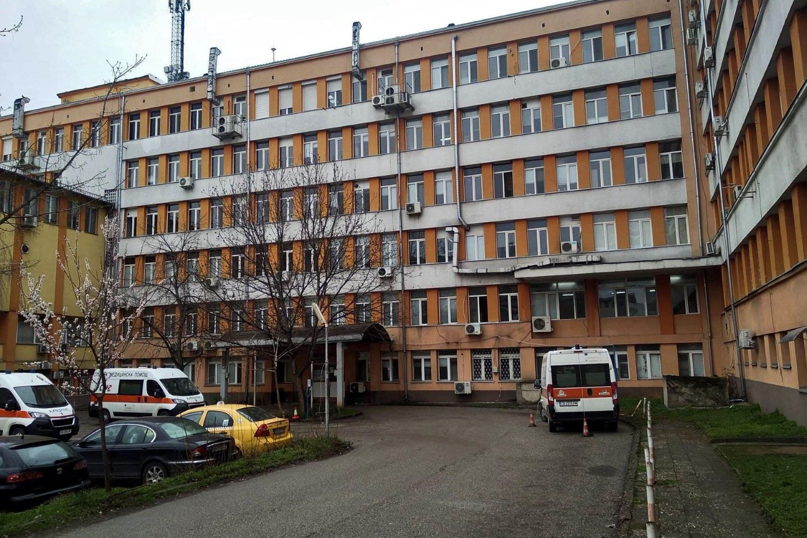 Университетската многопрофилна болница за активно лечение “Д-р Георги Странски” в Плевен е готова да отвори още две отделения за пациенти, контактували със заразените с коронавирус