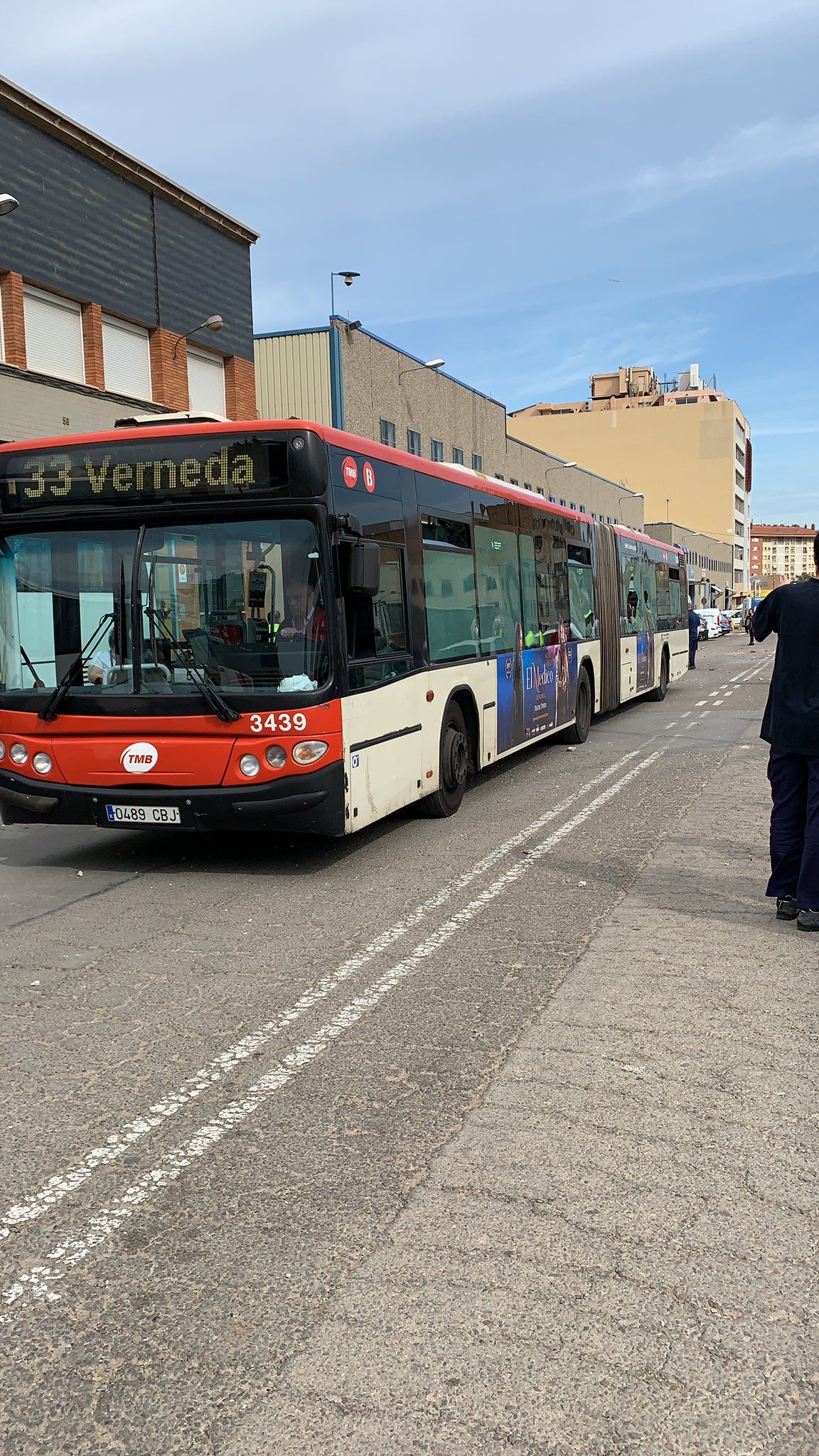 Счупените стъкла на автобус от градския транспорт в Барселона