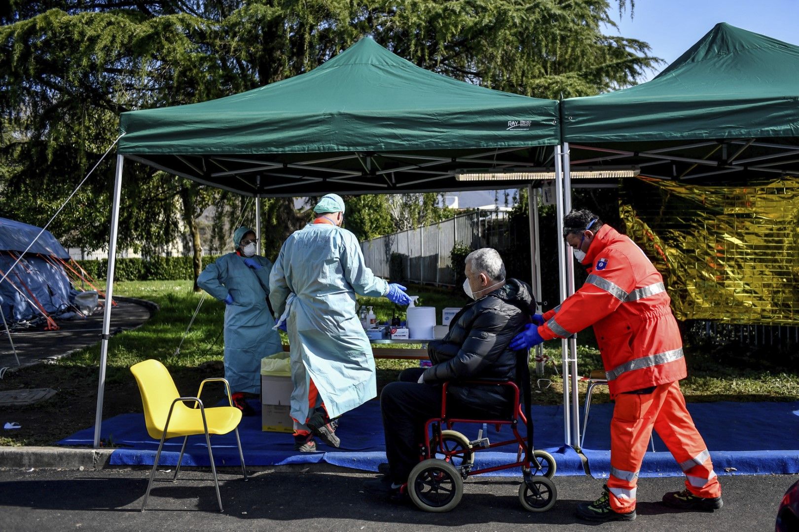Медицински процедури се провеждат и извън болницата в Бреша, Северна Италия