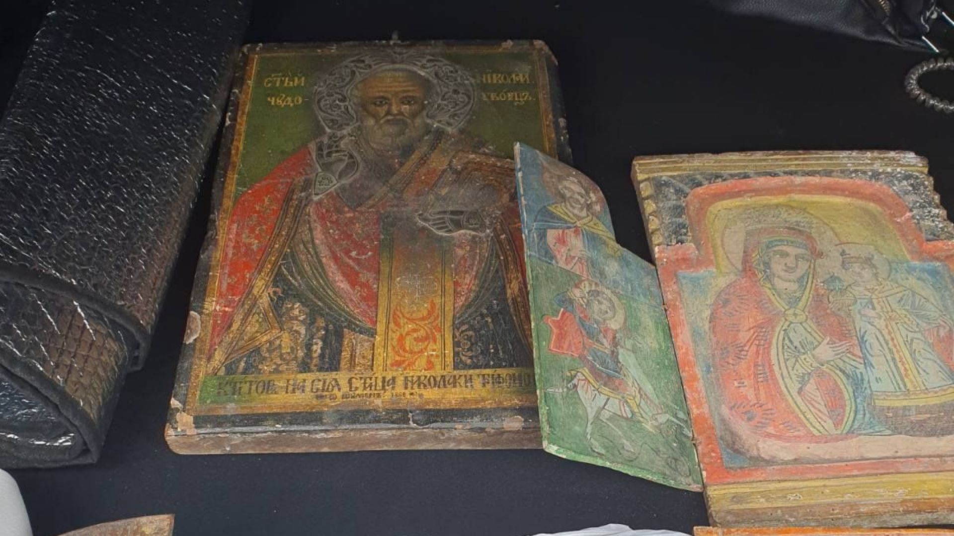 В София задържаха мъж от Шуменско с 4 старинни икони (снимки)