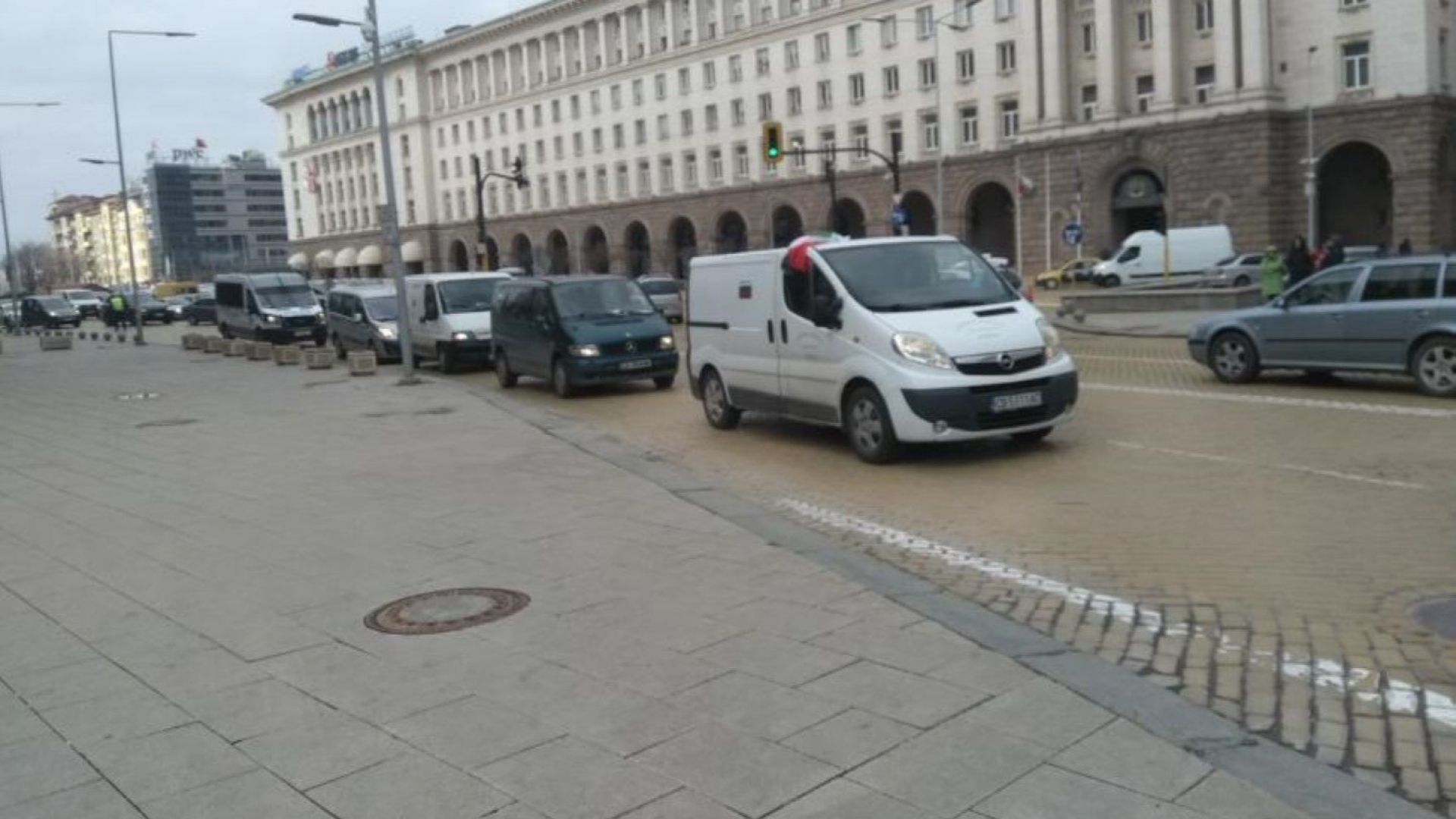 Шествие от катафалки премина пред Министерски съвет Траурните автомобили минаха