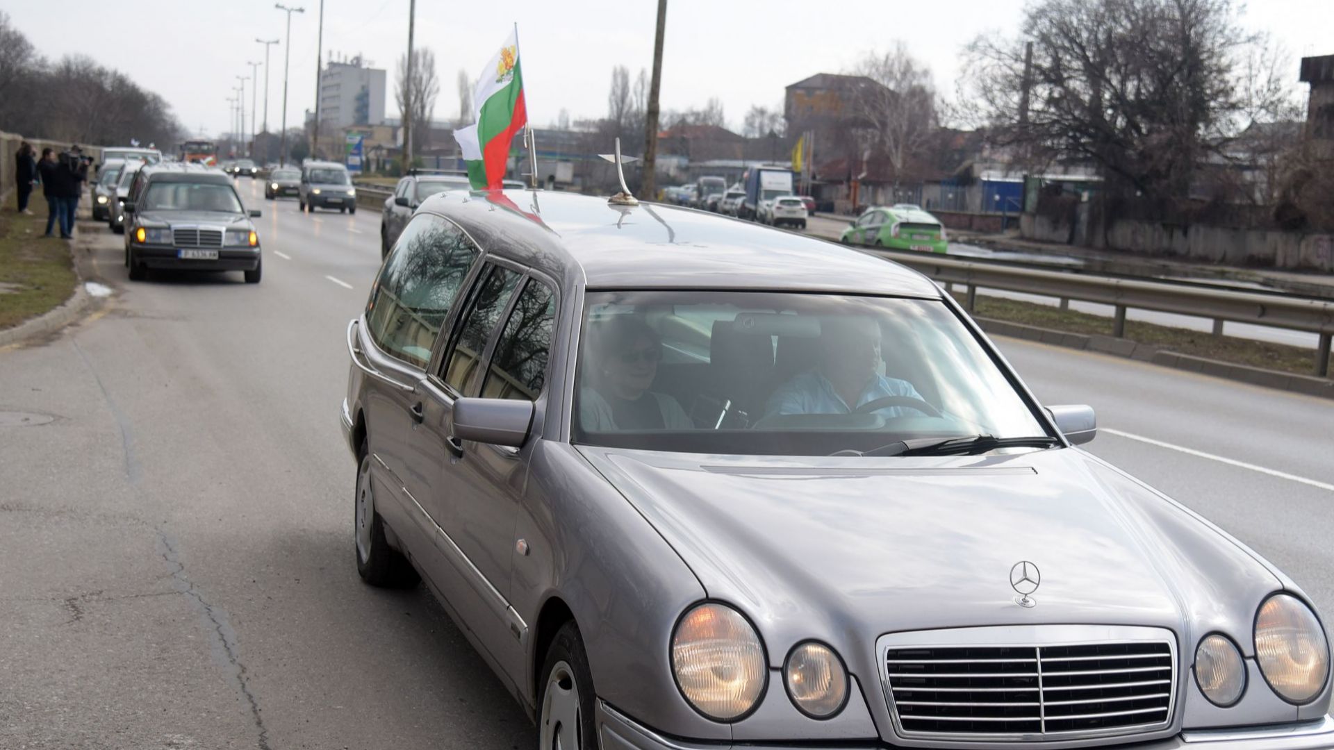 Шествие от катафалки премина пред Министерски съвет Траурните автомобили минаха